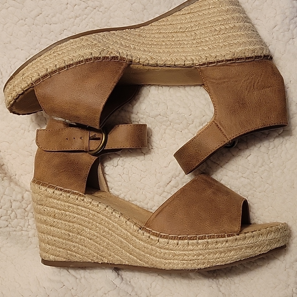 White Mountain Camel espadrille wedges (Size 11)